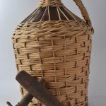 Damajuana original y utensillos para abrir vinos